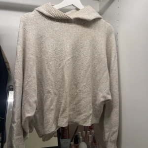 Zara hoodie - Super mysig stickad hoodie från zara i storlek S