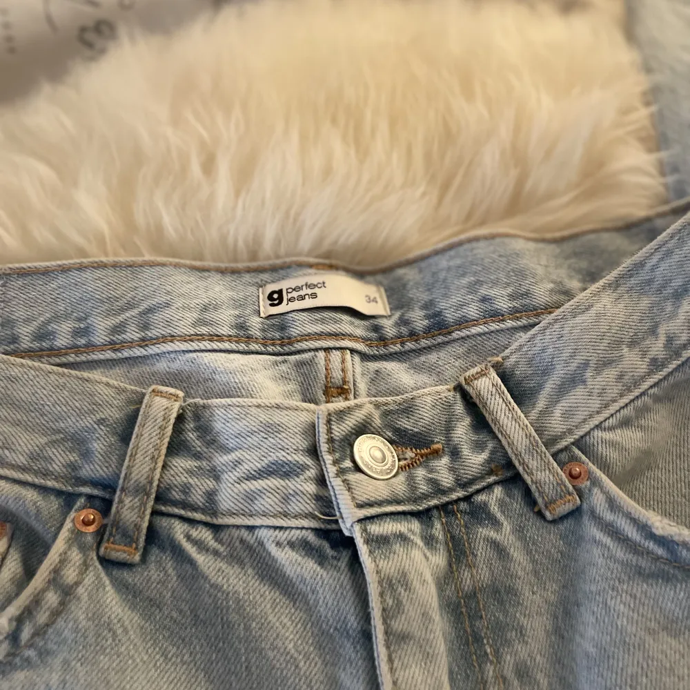 Superfina jeans från Gina tricot, modellen ”Low straight”💗Sparsamt använda och i perfekt skick förutom längst ner där de är liiiite slitna men inget man tänker på🫶🏻. Jeans & Byxor.