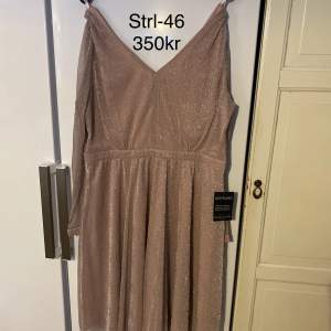 Helt ny klänning, prislappen kvar på☺️ Osäker på vilket märke den är ifrån