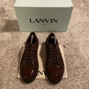 Säljer Lanvin-skor i EU 42 passar även dig med 43 (UK8). Fint skick. Tillkommer Lanvin dustbag. Priset är 2299 (nypris: 4500 kr). Jag skickar skorna med spårbarfrakt. Tveka inte om du har frågor.👌🏼