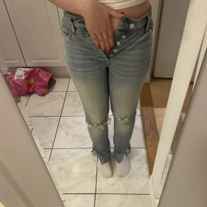 midwaist jeans - så fina midwaist jeans. har klippt egen slits där nere. så fina men tyvärr för små för mig. har knappar som stängning och även en liten fläck på benet ( se bild 3 ) men tror det borde gå bort med något medel. skriv för mer frågor/bilder 💓