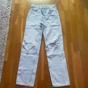 Jeans stl 34 från Gina tricot i bra skick 100 kr, köparen står för frakten 