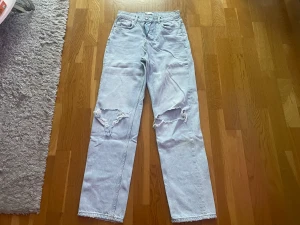 Jeans stl 34 från Gina tricot  - Jeans stl 34 från Gina tricot i bra skick 100 kr, köparen står för frakten 