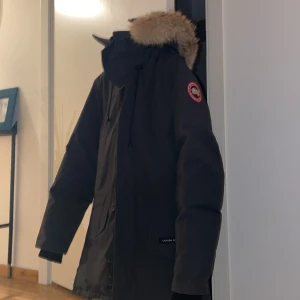 Canada goose - Jag säljer min jacka då jag inte använder den 