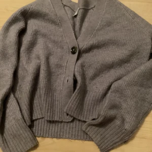 Lila kofta  - Super söt lila kofta från Lindex barnavdelningen! Köptes för 250 säljer för 150kr! 