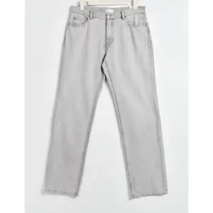 Jättefina gråa jeans från Gina Tricot. Används inte längre men har används ett par gånger men är i bra skick och inte slitna. Köpte för 499kr