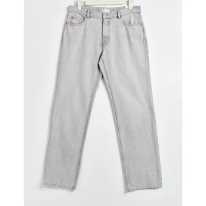 Gråa fina jeans från Gina Tricot  - Jättefina gråa jeans från Gina Tricot. Används inte längre men har används ett par gånger men är i bra skick och inte slitna. Köpte för 499kr