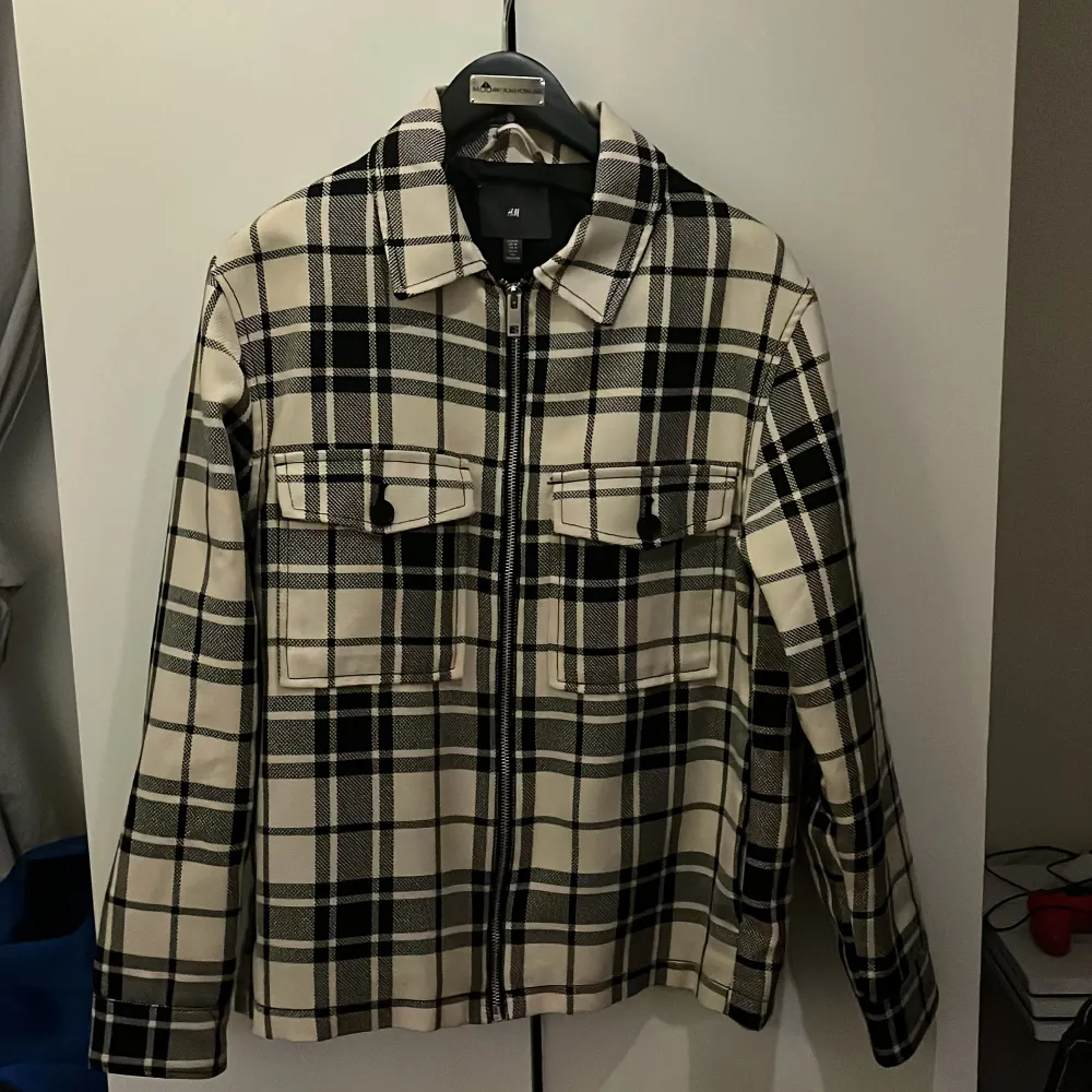 En Overshirt i ny skick köpt från hm, ny pris 600kr väldigt varm och bra till höst/vinter . Jackor.