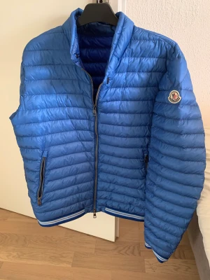 Moncler jacka  - Köpt i butik finns kvitto. Stl 3/m  Skick 9/10 