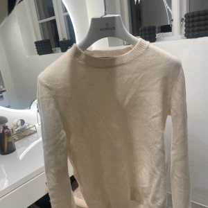 Chasmere tröja - Säljer snygg tröja från zara. 100 % chasmire, inte använt så mycket