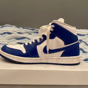 Jordans kentucky blue  - Storlek 42  Skick 9/10  Använda fåtal gånger då storleken är för liten för mig.  Köpta för 2800kr