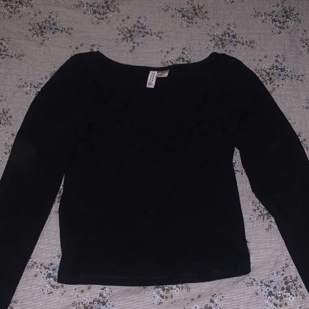 Långärmad svart tröja med utslängda ärmar och . Tröjor & Koftor.