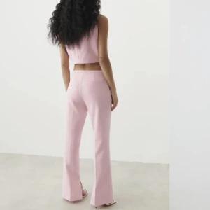Rosa lowwaist kostymbyxor - Säljer dessa riktigt snygga kostymbyxorna från Gina, helt slutsålda. Lowwaist modell😍  Aldrig använda, Storlek XS
