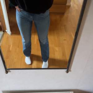 Fina blåa jeans från Zara. Väldigt fint skick och sjukt långa. Jag är 180 och de sitter bra på längden på mig, om man vill ha de lite hängande över skorna passar de nog bäst på nån runt 175. (Färgen stämmer bäst överens med de första 2 bilderna)