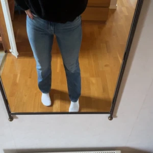 Jenas - Fina blåa jeans från Zara. Väldigt fint skick och sjukt långa. Jag är 180 och de sitter bra på längden på mig, om man vill ha de lite hängande över skorna passar de nog bäst på nån runt 175. (Färgen stämmer bäst överens med de första 2 bilderna)