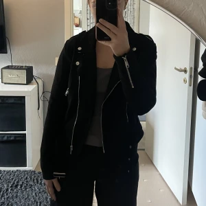 Jacka - Jacka i sammetsmaterial från NLY trend i storlek 38. Den ena knappen har lossnat från själva jackan men det går att fixas