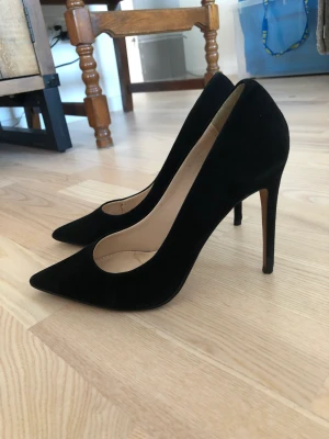 Svarta pumpa  - Säljer ett par pumps som använts 1 gång.  Stora 38. Är du en 39a funkar skorna super. 