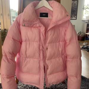 Världens finaste rosa puffer jacka 💓💓 är inte helt säker på om jag vill sälja, så mer en intressekoll!! 🫶