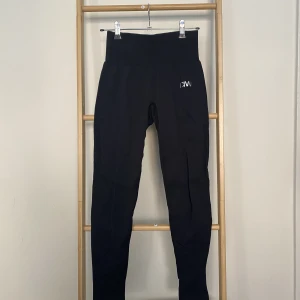 Svarta ICIW tights st small - Oanvända svarta träningstights. ICIW.  Strl small. 