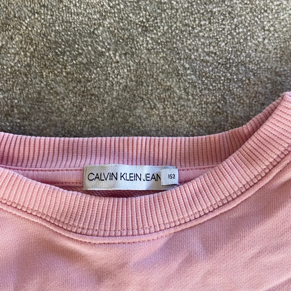 En rosa calvin Klein hoodie i stl 152, passar även xxs/xs. Köpt för 599 och säljer för 250-kan såklart diskuteras!. Hoodies.