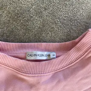En rosa calvin Klein hoodie i stl 152, passar även xxs/xs. Köpt för 599 och säljer för 250-kan såklart diskuteras!