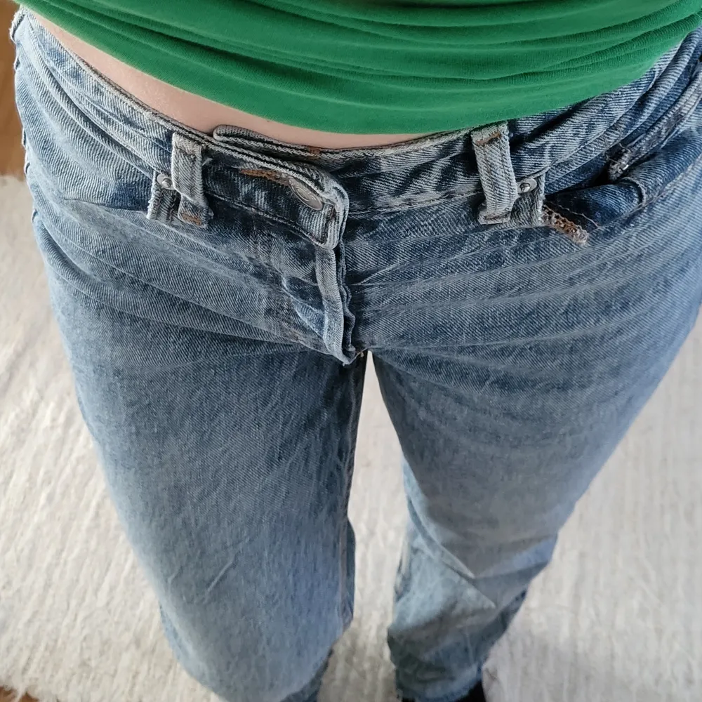 Jättefina jeans i bra skick💕 Perfekt inför sommar och höst💗 Det är hög midja på dessa💕. Jeans & Byxor.