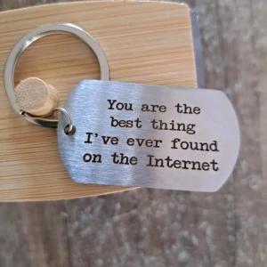 Nyckelring med text. - Silverplaterad nyckelring med text.  15% rabatt vid köp av fler annonser.  Samfraktar.