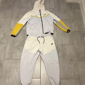 Nike tech i gul,grå och vit färg som inte är använt så mycket utan har mest varit i garderoben. - Äkta niketech som har blivit för stor för mig.