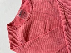 Aimn - En topp från AIM’N. Säljer då den aldrig kommit till användning💗