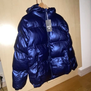 Vinterjacka från zaful - Säljer en oanvänd jacka me lappen kvar. Då jag prova men inte passa mig har storlek L men den va liten i stolek skulle säga den är storlek s (jag brukar ha M i vanliga fall) 