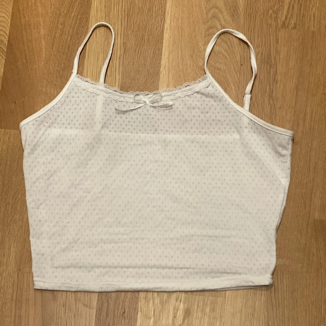 Vitt fint linne med rosett - 90