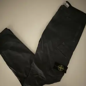 Det är ett par stone island byxor som är köpta på nk. Köpta för 1800 och kan möjligtvis hitta kvitto om det önskas. Barnstorlek 150-160😀