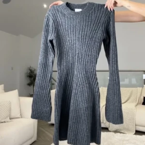 Stickad klänning H&M - Säljer min populära klänning från hm i storlek S, lappen sitter kvar! 