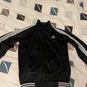 Adidas tracktröja - Fet vintage adidas zip-up med tryck på ryggen
