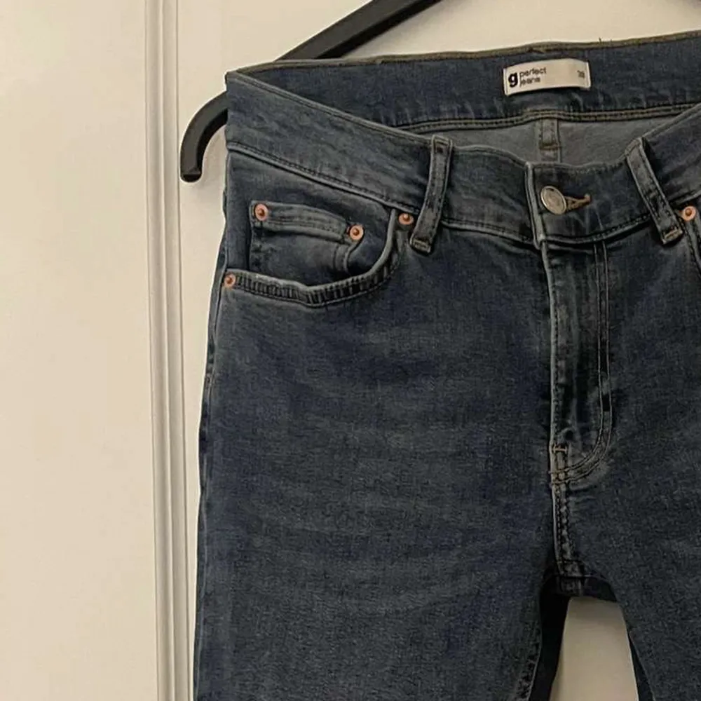 Säljer dessa jättesnygga & knappt använda lågmidjade jeans  från ginatricot!💗 Dom passar bra på mig som är ca 170 cm. Kom privat för fler bilder och detaljer!💕köparen står för frakten & priset kan diskuteras!🫶🏻. Jeans & Byxor.