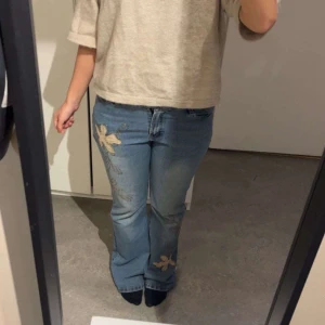Unika broderade Lågmidjade jeans  - Jätte coola jeans med Blom broderi på benet. Dom har tyvärr ett hål på slutet av benet men de går att fixa med lite nål och tråd. Passformen är perfekt och dom är i storlek 29/32💗 skriv privat för fler bilder samt bild på hålet! 