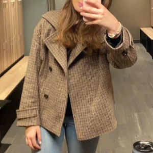 Arket kappa - Intressekoll på denna kappa från arket, köpt för 1800 förra året i deras butik i Sthlm💞 En liten reva på insidan av jackan som ja tänkt att laga innan isf, kan skicka bild💘 säljer för ca 900 kr Elelr bud, skriv för frågor osv