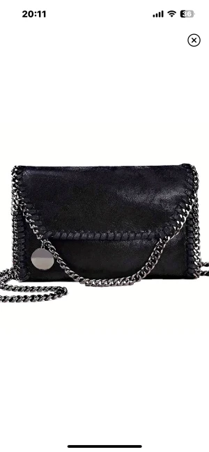 Stella McCartney liknande väska  - Säljer denna Stella McCartney liknade väskan, jättefin och inga som hels deffekter!💕