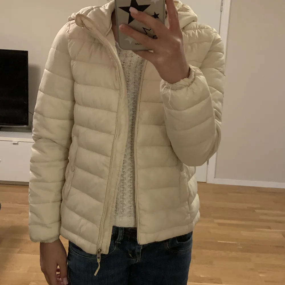 Intressekoll på en puffer jacka från Pull&Bear. Passar bra till hösten osv I bra skick, inte använt mycket. Takit.