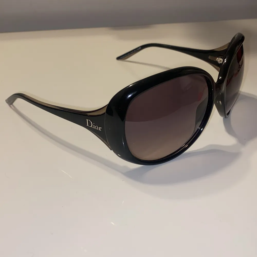 Christian Dior Cocotte Sunglasses Små repor finns i solglasögonen men är ej synliga, har använts ett flertal gånger.  Solglasögonen är äkta, men kommer ej att komma med originalförpackning eller dustbag. Originalpris: runt 150-200€. Accessoarer.
