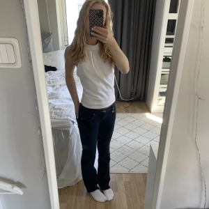 Topp med öppen rygg från zara - Säljer min fina vita topp med öppen rygg från zara i storlek s🤍 endast använd en gång och är i väldigt fint skick! Ordinarie pris 199 men säljer för 99💞