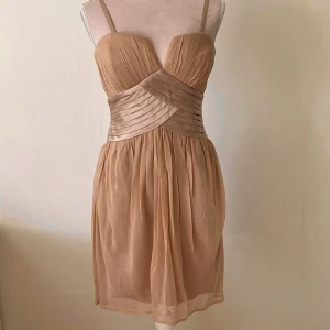 Tan klänning - Helt ny klänning från Lipsy London. För bara 299kr. I storlek XS-S. Det går att ha på sig den utan axelbanden också. Dragkedja där bak. Och underkjol❤️