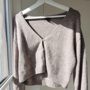 Brun tröja - Fin stickad tröja. Lite croppad, perfekt längd. Från Lindex. Nyskick, fri frakt🥰 Orginal pris 300.
