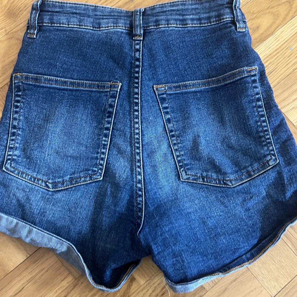 Fina jeansshorts från H&M i strl 36. Shorts.