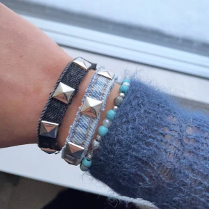 Denimarmband  - Säljer denna och många fler jeansarmband för 100kr och frakt alt fri frakt vid köp av två •Skriv mått och val av denim (se bild 3) •Finns i mörkblå, ljusblå, svart, grå (dubbelarmbandet på bilden är i mörkblå) 