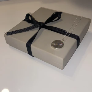 Pilgrim - Stjärnteckenhalsband i Skorpionen - Silverpläterat halsband med stjärnteckenhänge (Skorpionen, Scorpion)   Detta halsband har aldrig använts. Paket och dustbag inkluderas tillsammans med halsbandet 