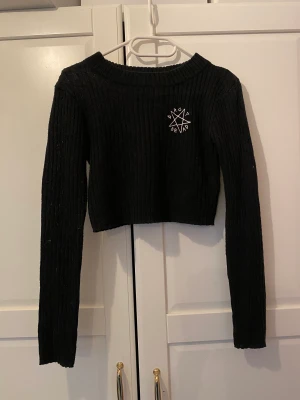 Drop dead tröja - Croppad svart stickad tröja från drop dead. Använd fåtal gånger och i fint skick. 