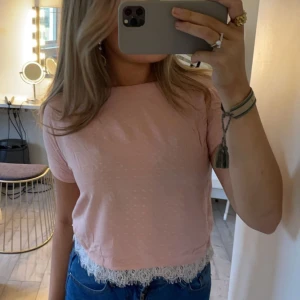 Gullig topp - Så söt topp som inte kommer till användning. Endast använd en gång så i superfint skick. Storlek står inte men skulle gissa på xs/s💗 Använd gärna köp nu knappen!