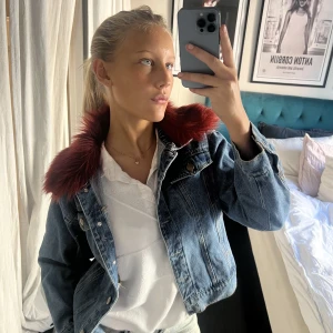 Jeansjacka med pälskrage  - Skitsnygg, köpt på arkivet, märke är oklart, storlek finns inte att hitta men passar mig som brukar ha S eller M i jackor!