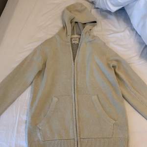 En Redefined rebel zip hoodie  Skick 8/10 lite använd men inga skador  Köpt för 799kr finns ej att köpa längre!